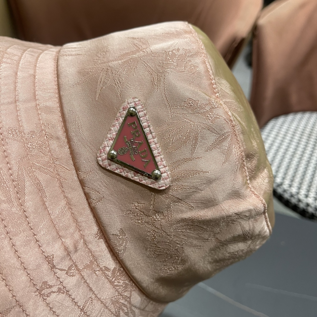  普拉达新款中式风格渔夫帽设计感超强，让人耳目一新头型非常好，可以修饰各种头型，实力百搭款