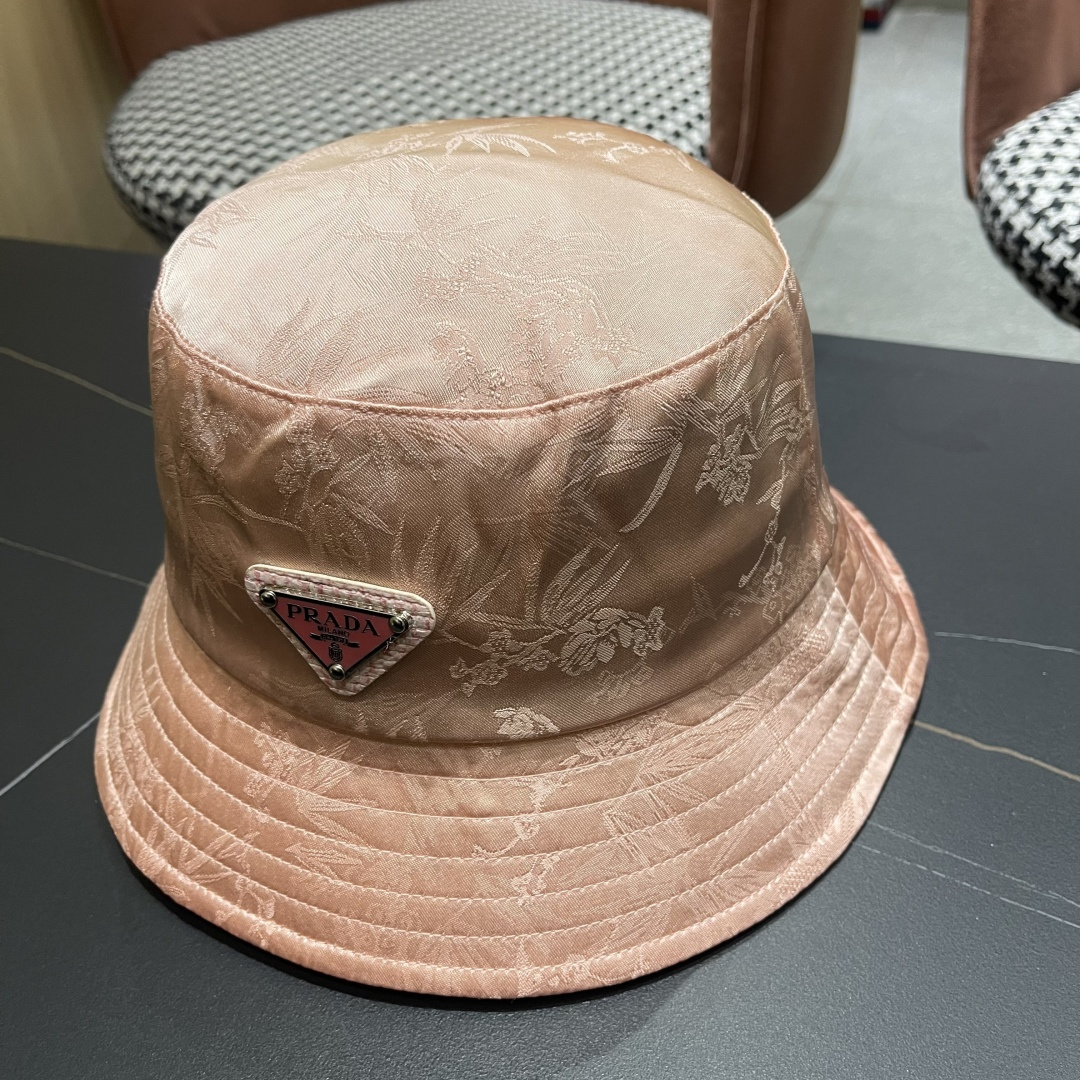  普拉达新款中式风格渔夫帽设计感超强，让人耳目一新头型非常好，可以修饰各种头型，实力百搭款