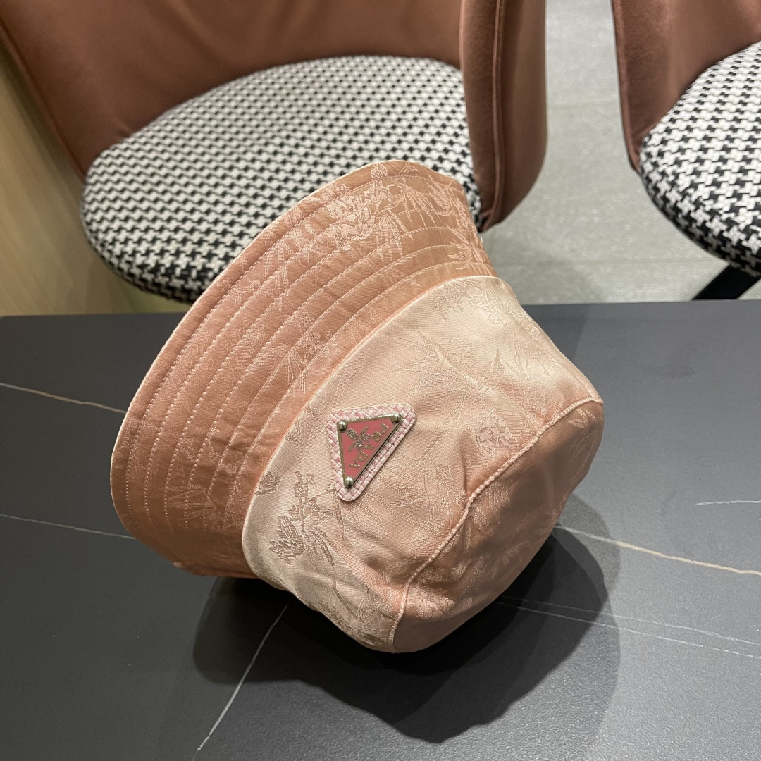  普拉达新款中式风格渔夫帽设计感超强，让人耳目一新头型非常好，可以修饰各种头型，实力百搭款