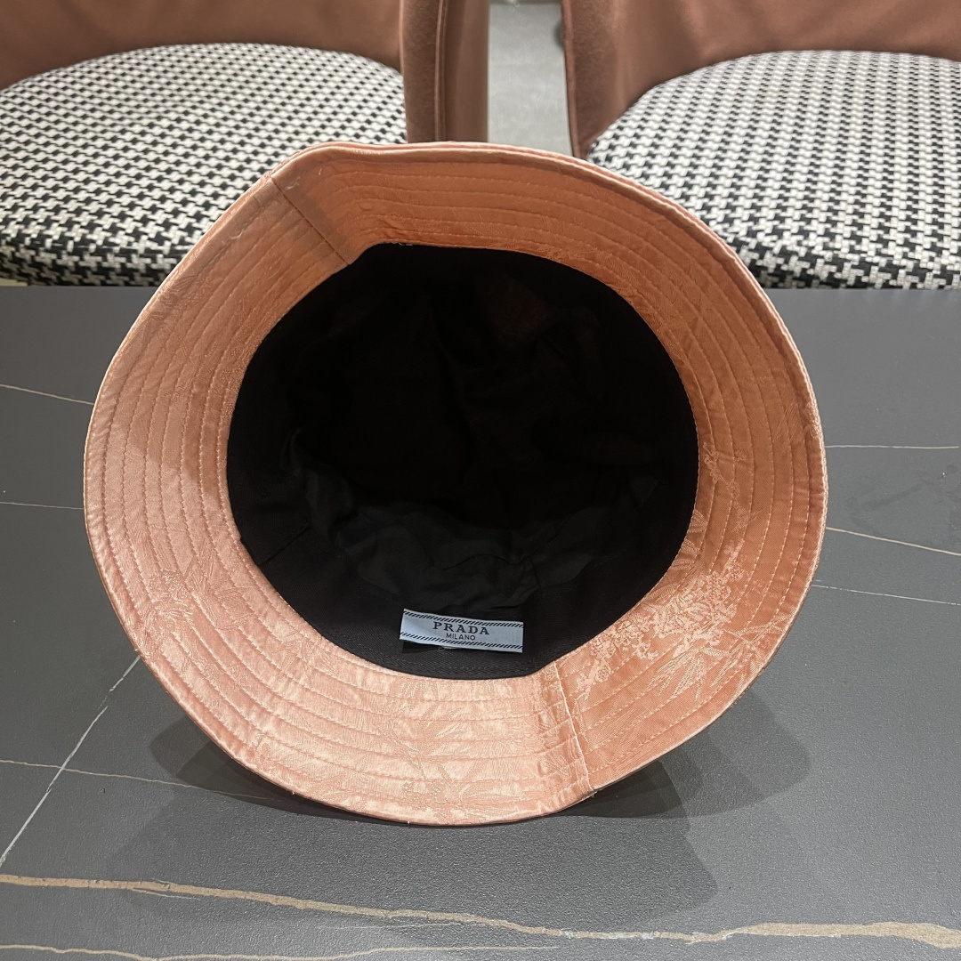  普拉达新款中式风格渔夫帽设计感超强，让人耳目一新头型非常好，可以修饰各种头型，实力百搭款