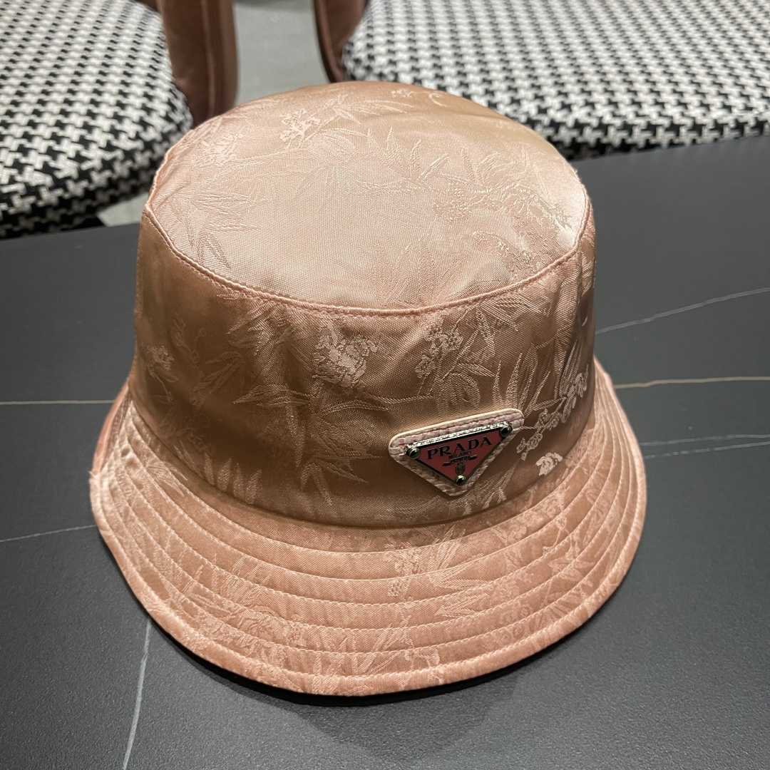  普拉达新款中式风格渔夫帽设计感超强，让人耳目一新头型非常好，可以修饰各种头型，实力百搭款