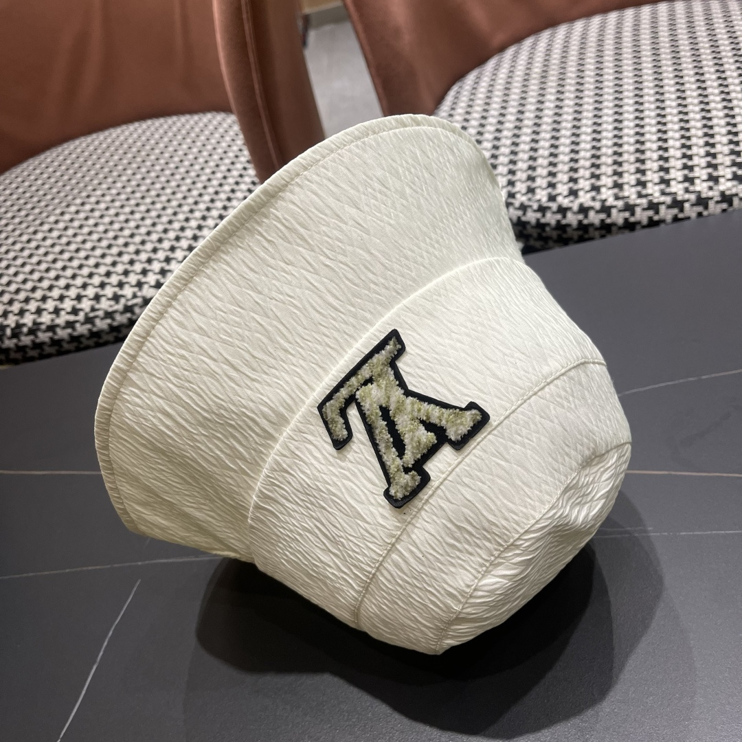  LV渔夫帽新款路易威登蝴蝶结渔夫帽🧢 火爆出货，百搭单品🥰随便搭配都很好看 质量超赞👍 时尚百搭