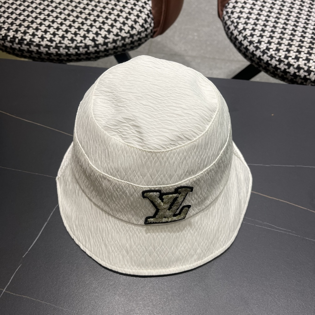  LV渔夫帽新款路易威登蝴蝶结渔夫帽🧢 火爆出货，百搭单品🥰随便搭配都很好看 质量超赞👍 时尚百搭