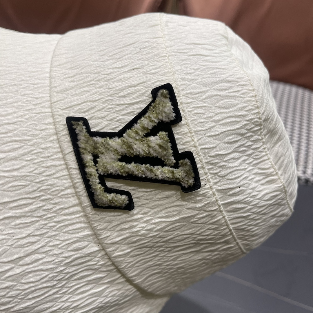  LV渔夫帽新款路易威登蝴蝶结渔夫帽🧢 火爆出货，百搭单品🥰随便搭配都很好看 质量超赞👍 时尚百搭