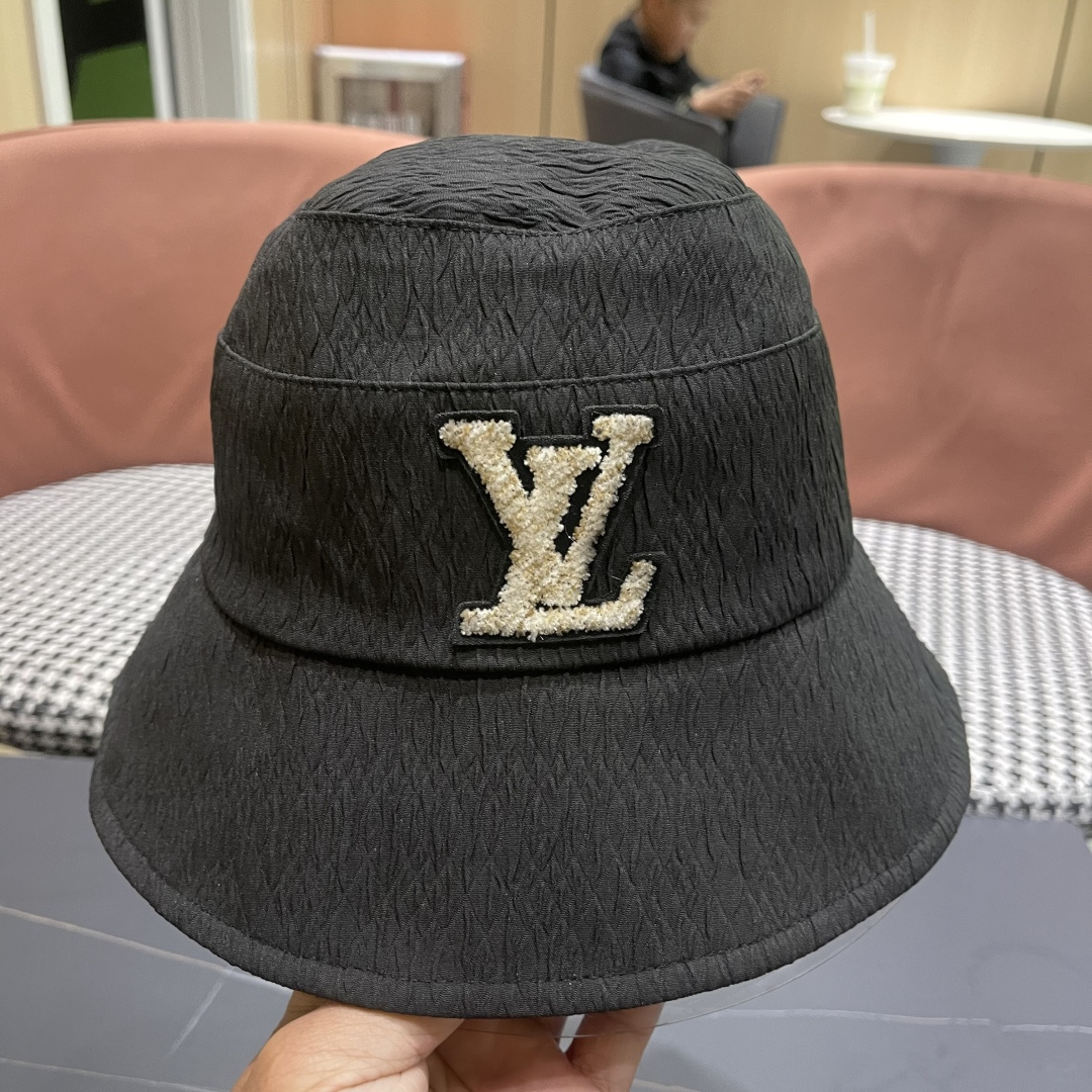  LV渔夫帽新款路易威登蝴蝶结渔夫帽🧢 火爆出货，百搭单品🥰随便搭配都很好看 质量超赞👍 时尚百搭