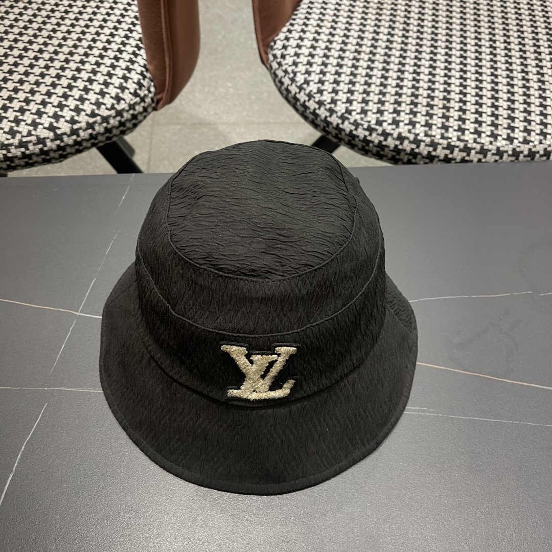  LV渔夫帽新款路易威登蝴蝶结渔夫帽🧢 火爆出货，百搭单品🥰随便搭配都很好看 质量超赞👍 时尚百搭