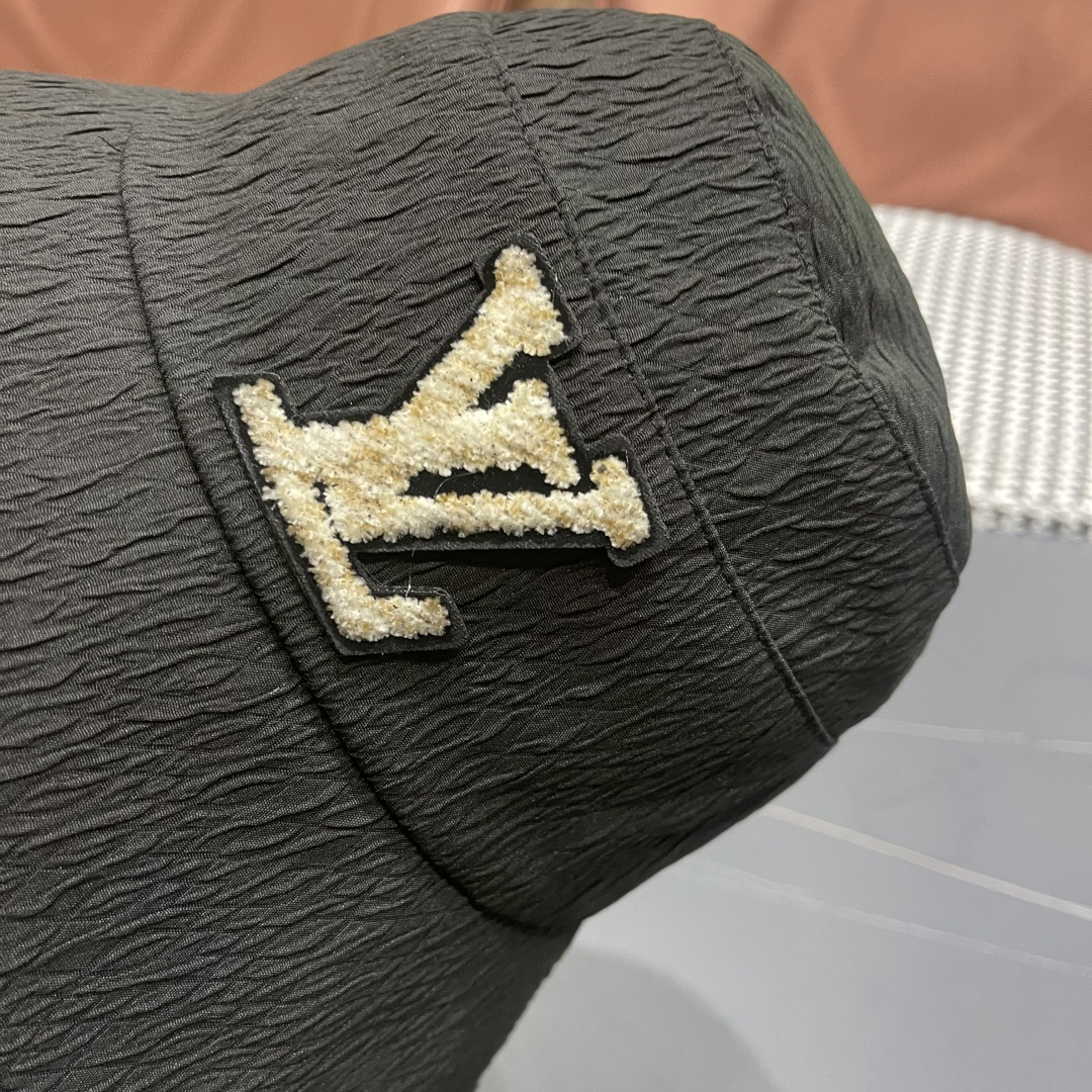  LV渔夫帽新款路易威登蝴蝶结渔夫帽🧢 火爆出货，百搭单品🥰随便搭配都很好看 质量超赞👍 时尚百搭