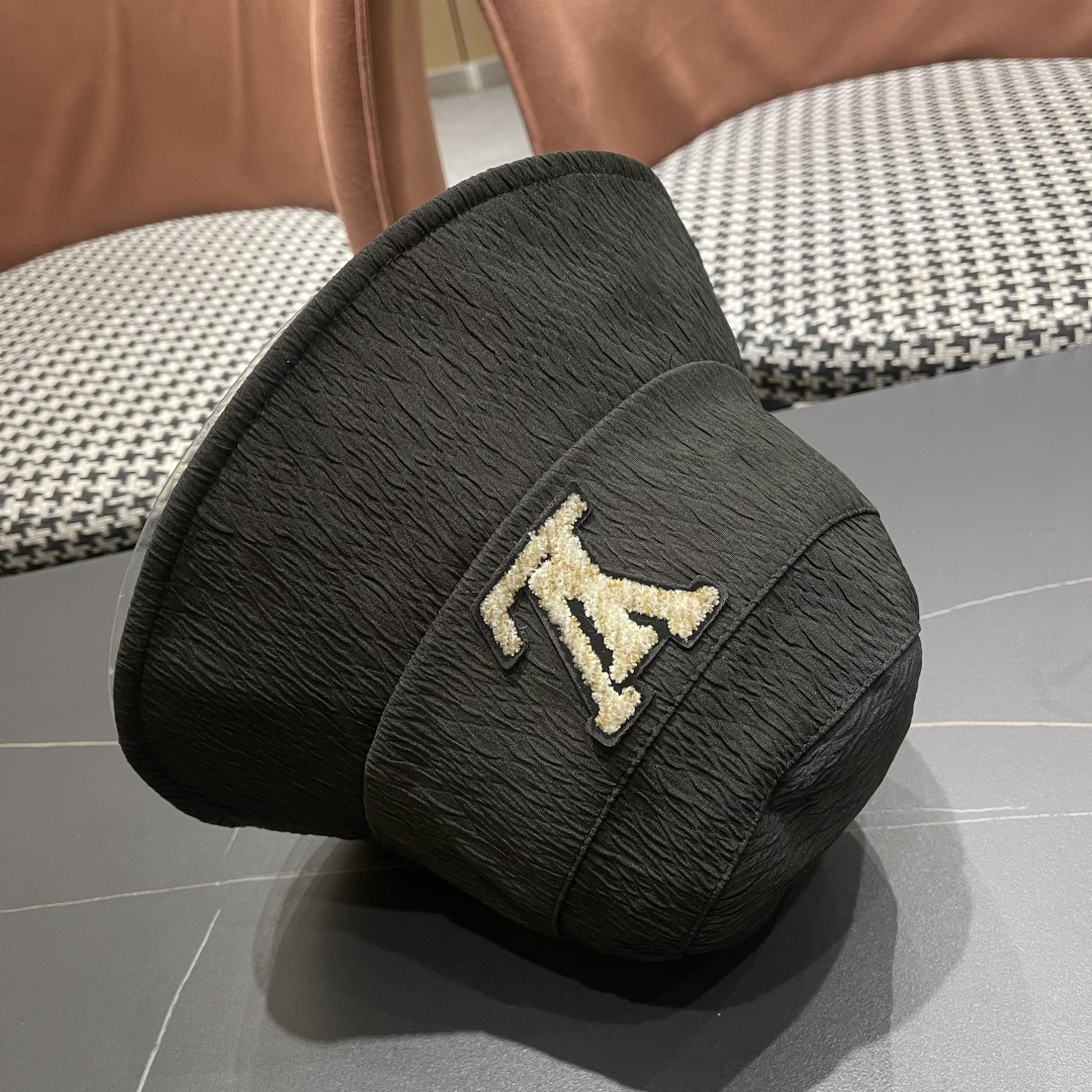  LV渔夫帽新款路易威登蝴蝶结渔夫帽🧢 火爆出货，百搭单品🥰随便搭配都很好看 质量超赞👍 时尚百搭