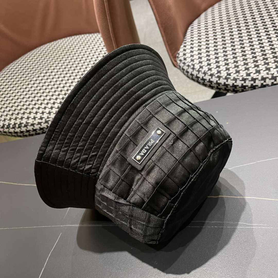  普拉达格子渔夫帽设计感超强，让人耳目一新
头型非常好，可以修饰各种头型，实力百搭款