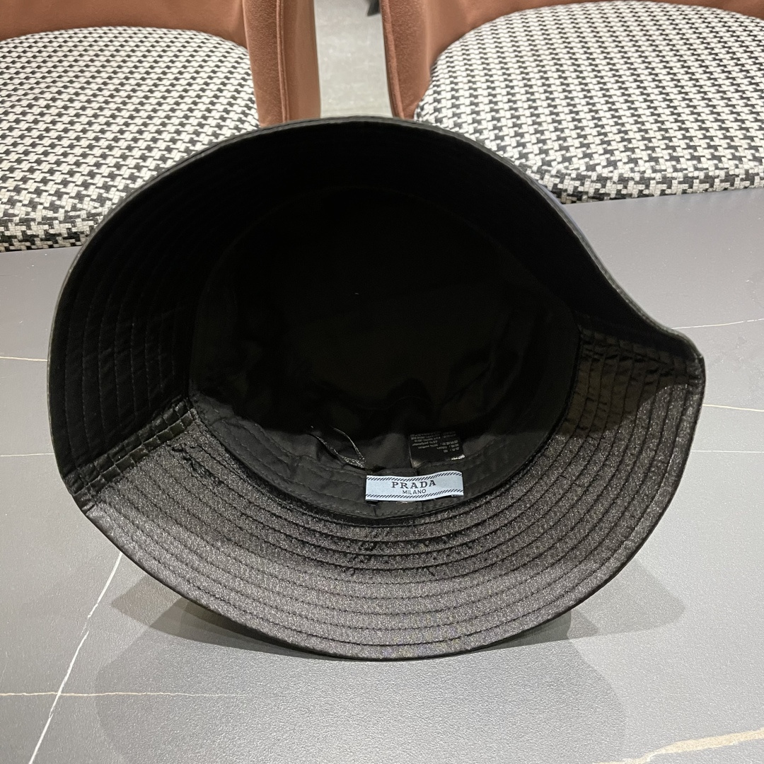  普拉达格子渔夫帽设计感超强，让人耳目一新
头型非常好，可以修饰各种头型，实力百搭款