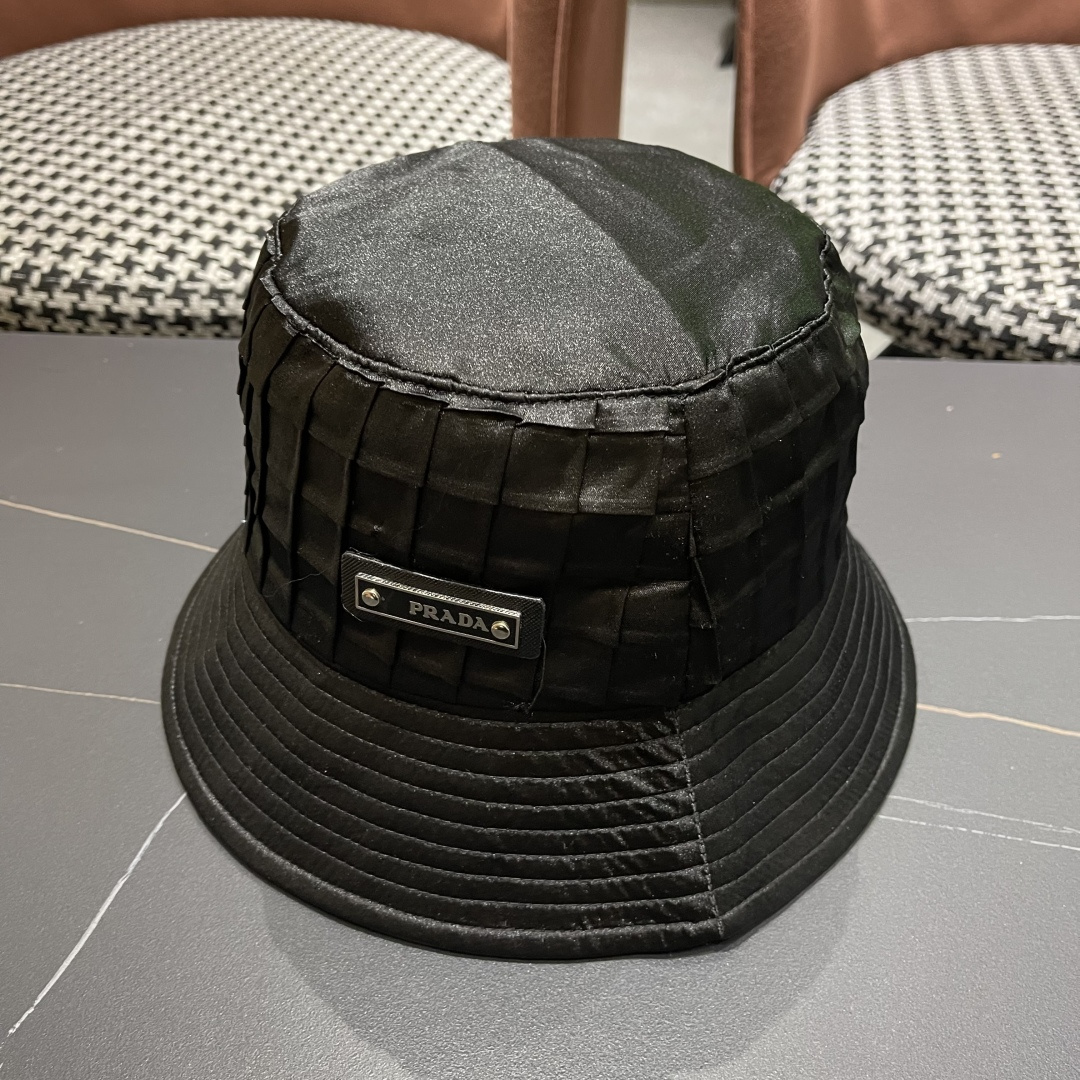  普拉达格子渔夫帽设计感超强，让人耳目一新
头型非常好，可以修饰各种头型，实力百搭款