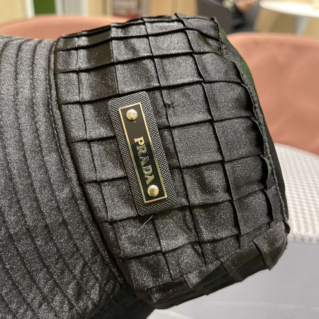  普拉达格子渔夫帽设计感超强，让人耳目一新
头型非常好，可以修饰各种头型，实力百搭款