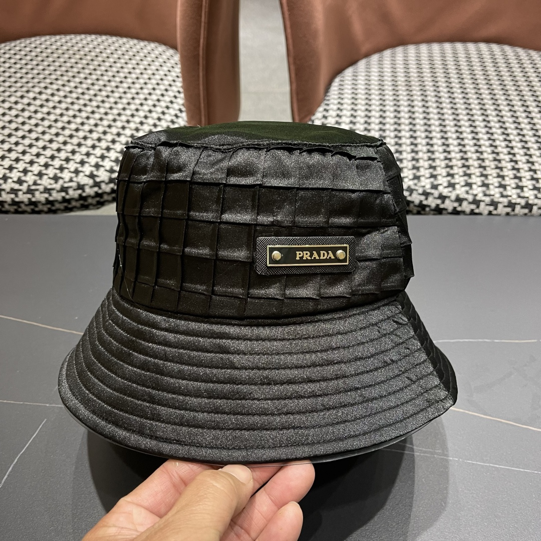  普拉达格子渔夫帽设计感超强，让人耳目一新
头型非常好，可以修饰各种头型，实力百搭款