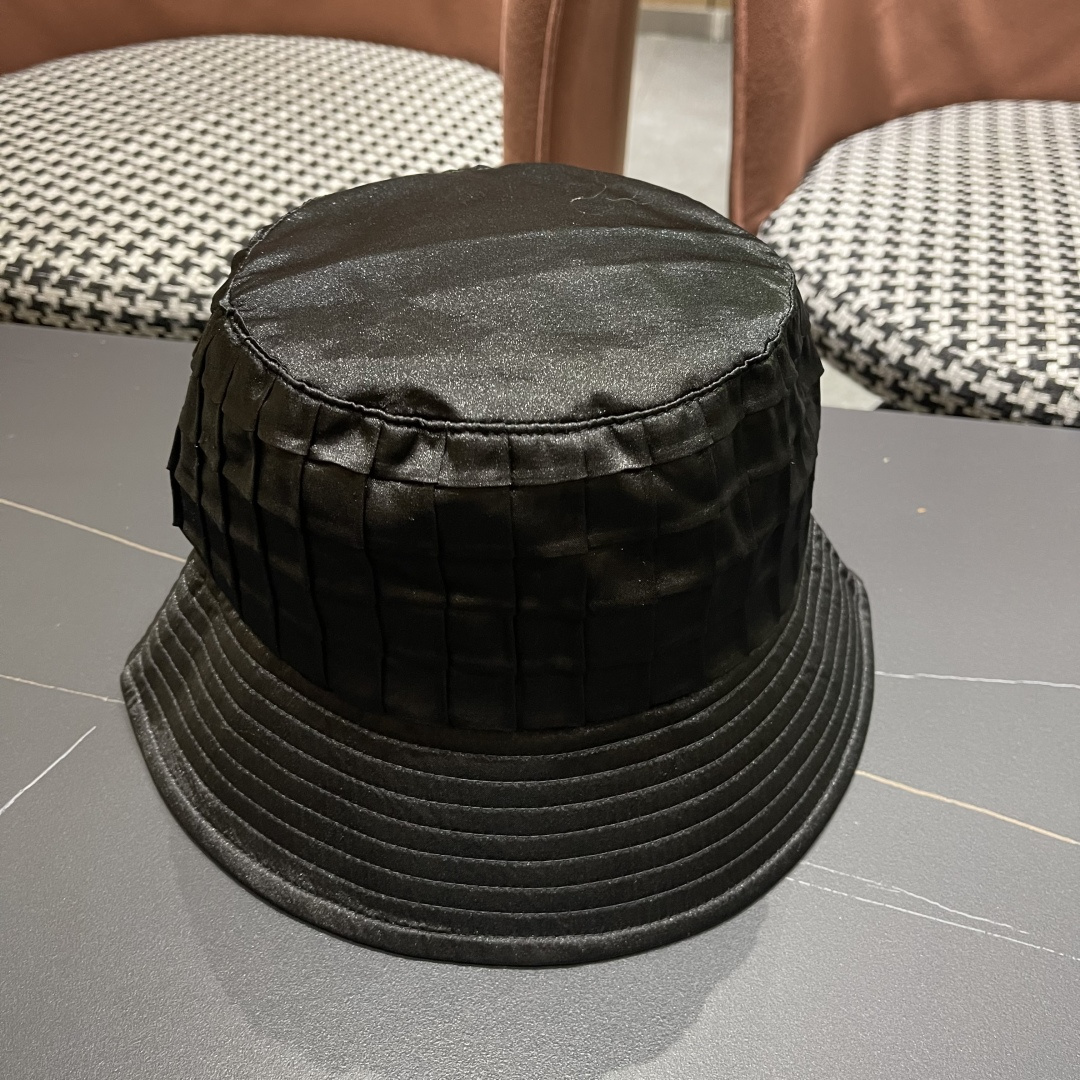  普拉达格子渔夫帽设计感超强，让人耳目一新
头型非常好，可以修饰各种头型，实力百搭款