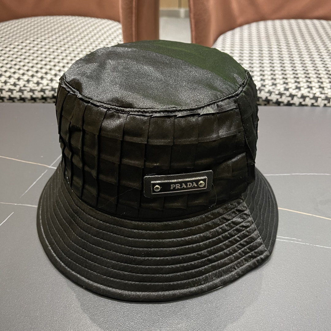  普拉达格子渔夫帽设计感超强，让人耳目一新
头型非常好，可以修饰各种头型，实力百搭款