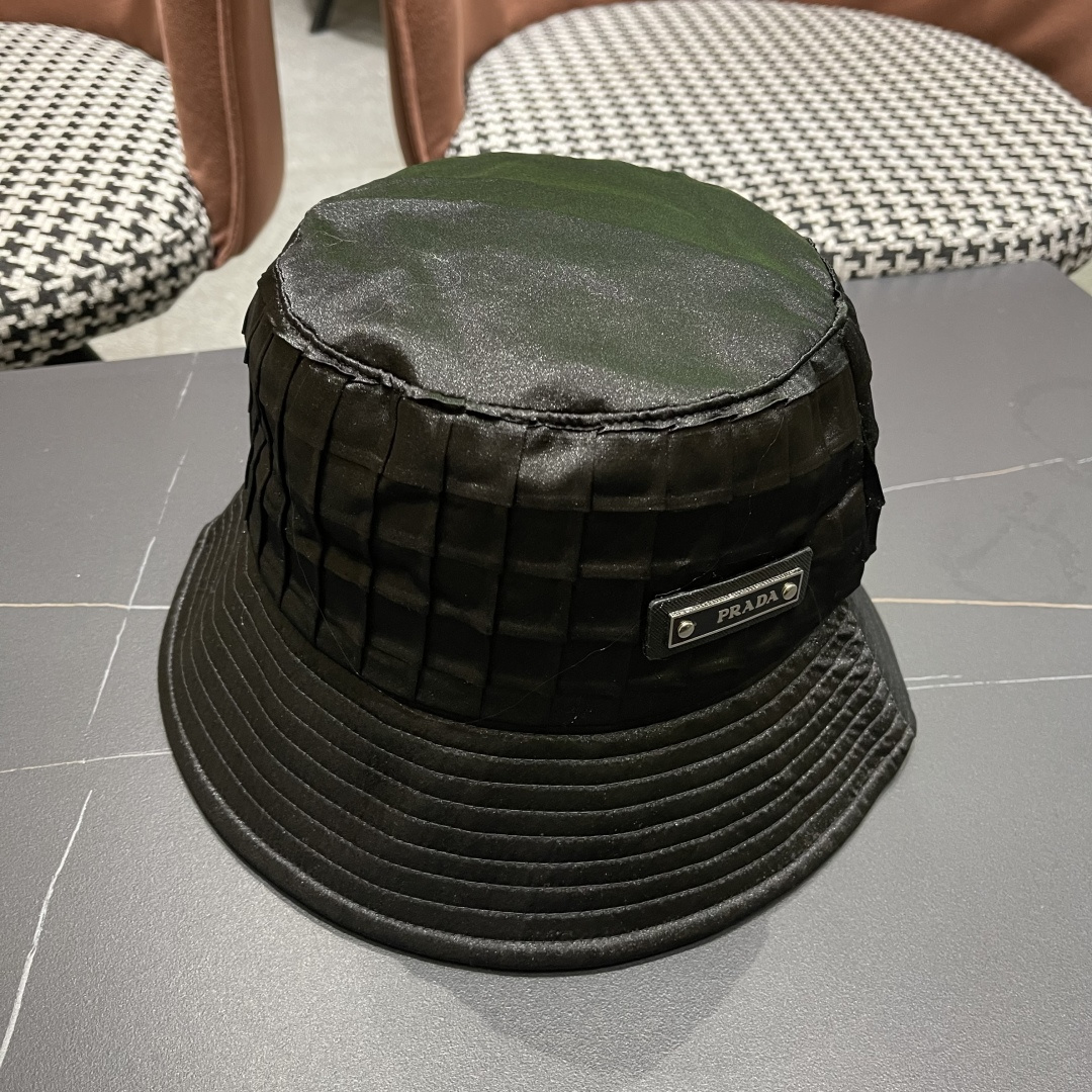  普拉达格子渔夫帽设计感超强，让人耳目一新
头型非常好，可以修饰各种头型，实力百搭款