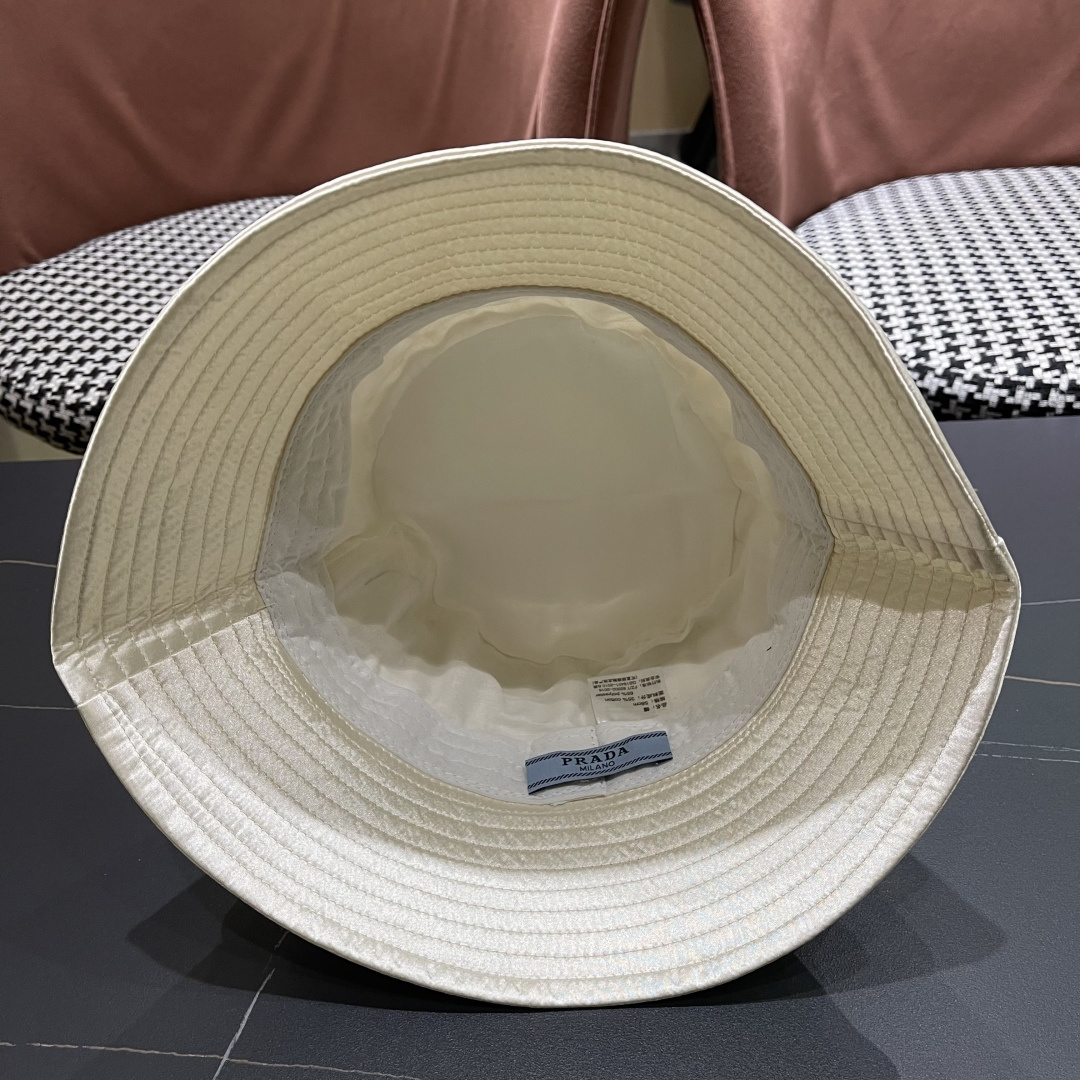  普拉达格子渔夫帽设计感超强，让人耳目一新
头型非常好，可以修饰各种头型，实力百搭款