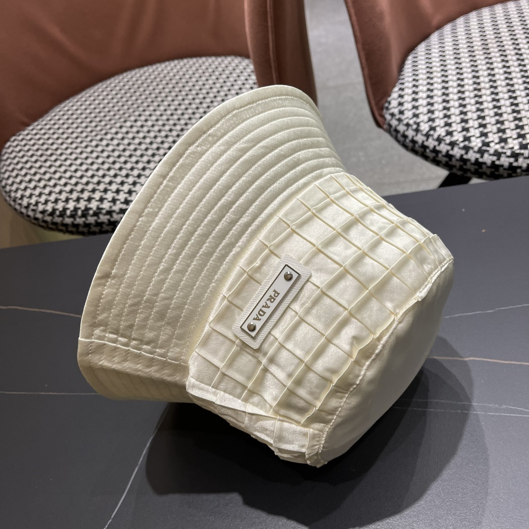  普拉达格子渔夫帽设计感超强，让人耳目一新
头型非常好，可以修饰各种头型，实力百搭款