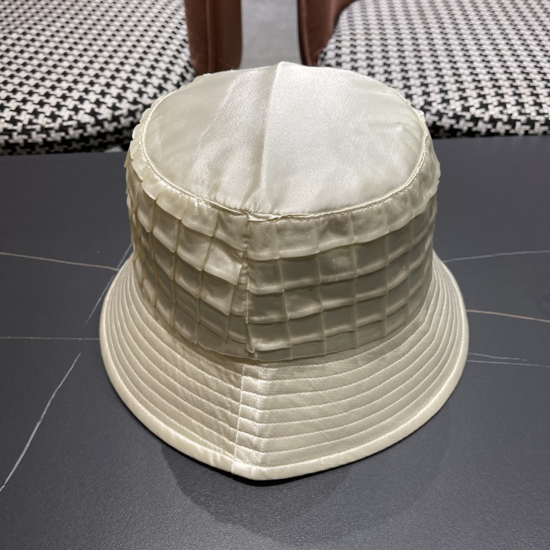  普拉达格子渔夫帽设计感超强，让人耳目一新
头型非常好，可以修饰各种头型，实力百搭款