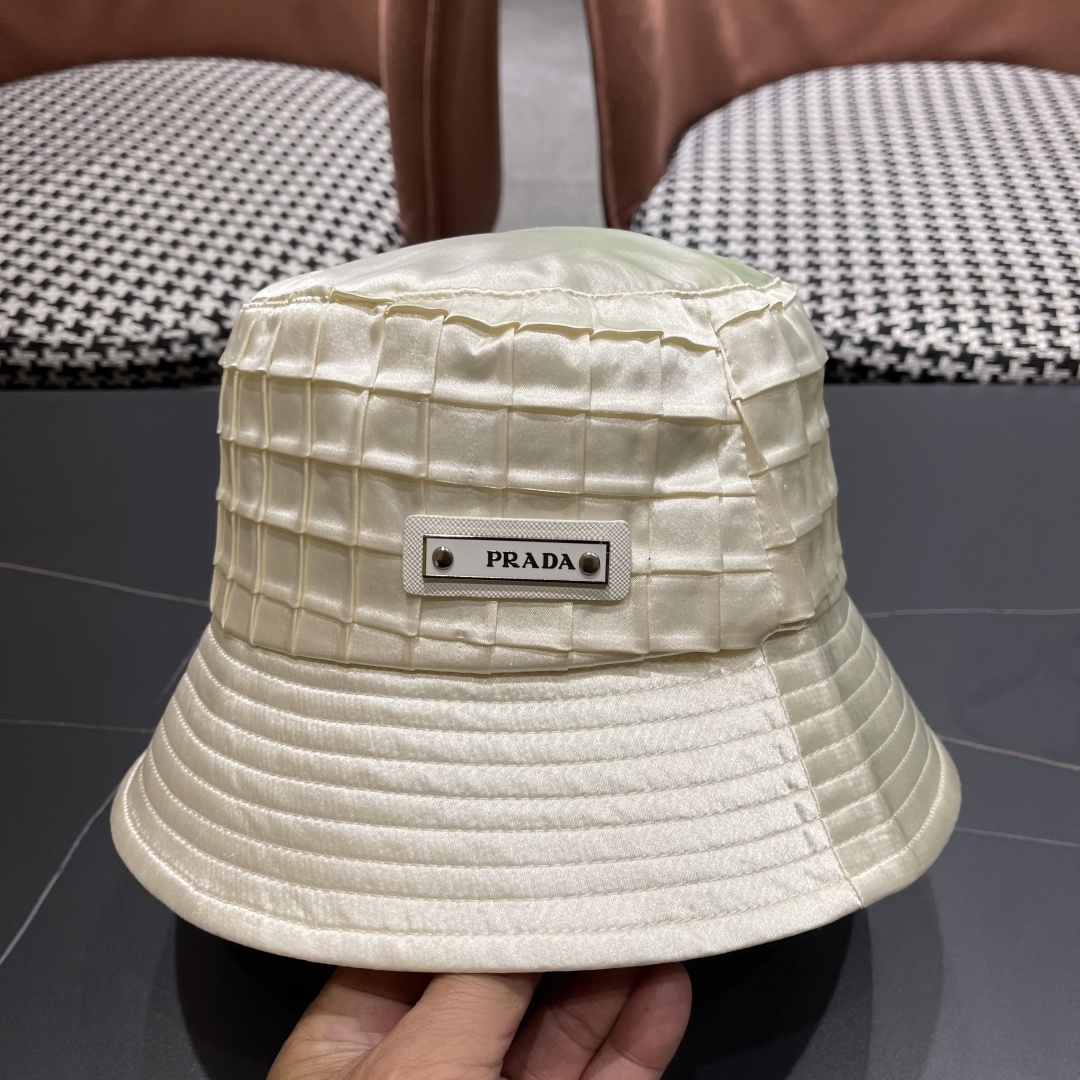  普拉达格子渔夫帽设计感超强，让人耳目一新
头型非常好，可以修饰各种头型，实力百搭款