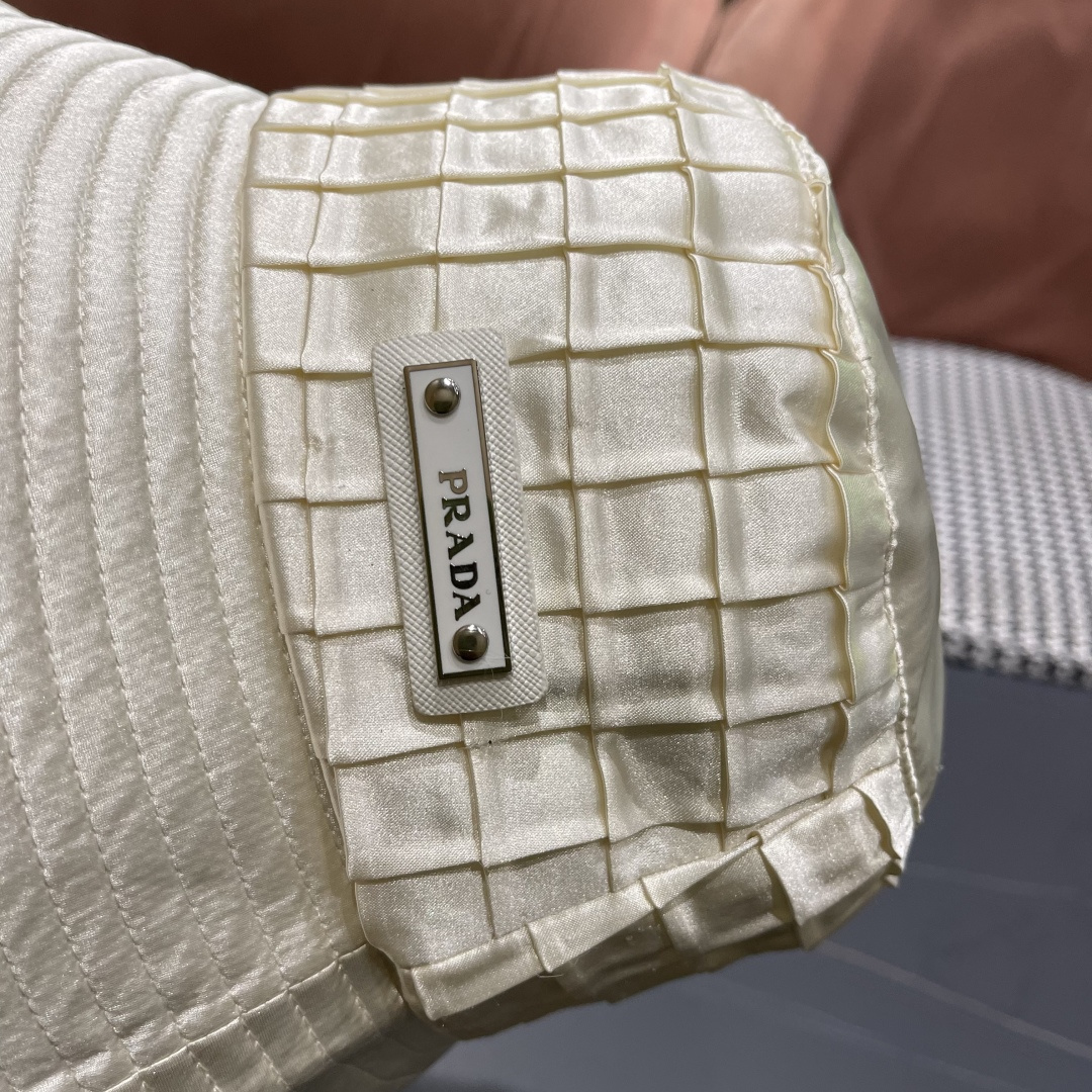  普拉达格子渔夫帽设计感超强，让人耳目一新
头型非常好，可以修饰各种头型，实力百搭款