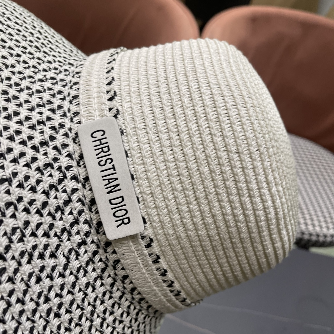  【DIOR迪奥】2025新款水桶草编遮阳草帽盆帽🤩沙滩风，简约大方，百搭单品～出街首选，新款帽型超美腻