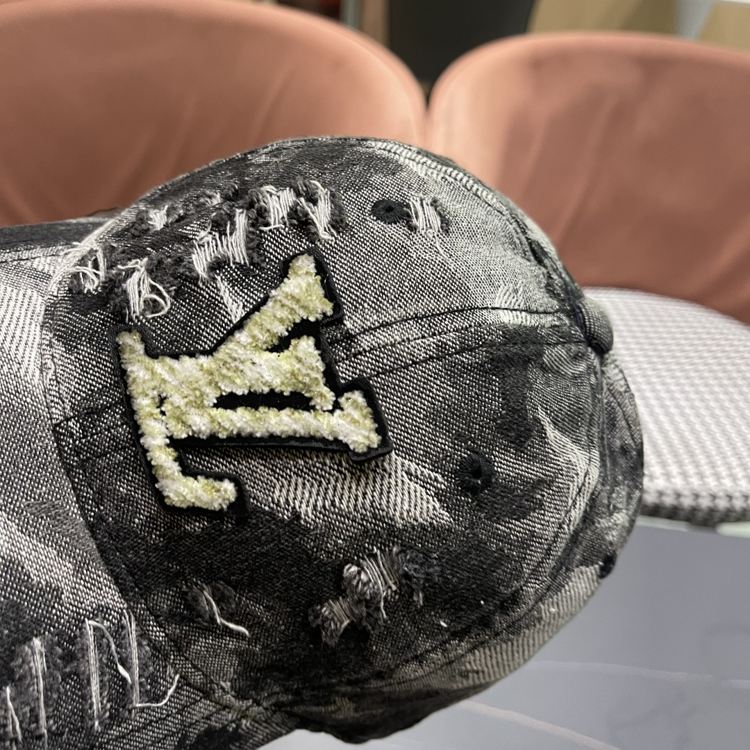  LV路易威登新款牛仔棒球帽火爆技术升级，风街头风十足，更符合现在时尚小哥哥小姐姐的style，机场街拍
