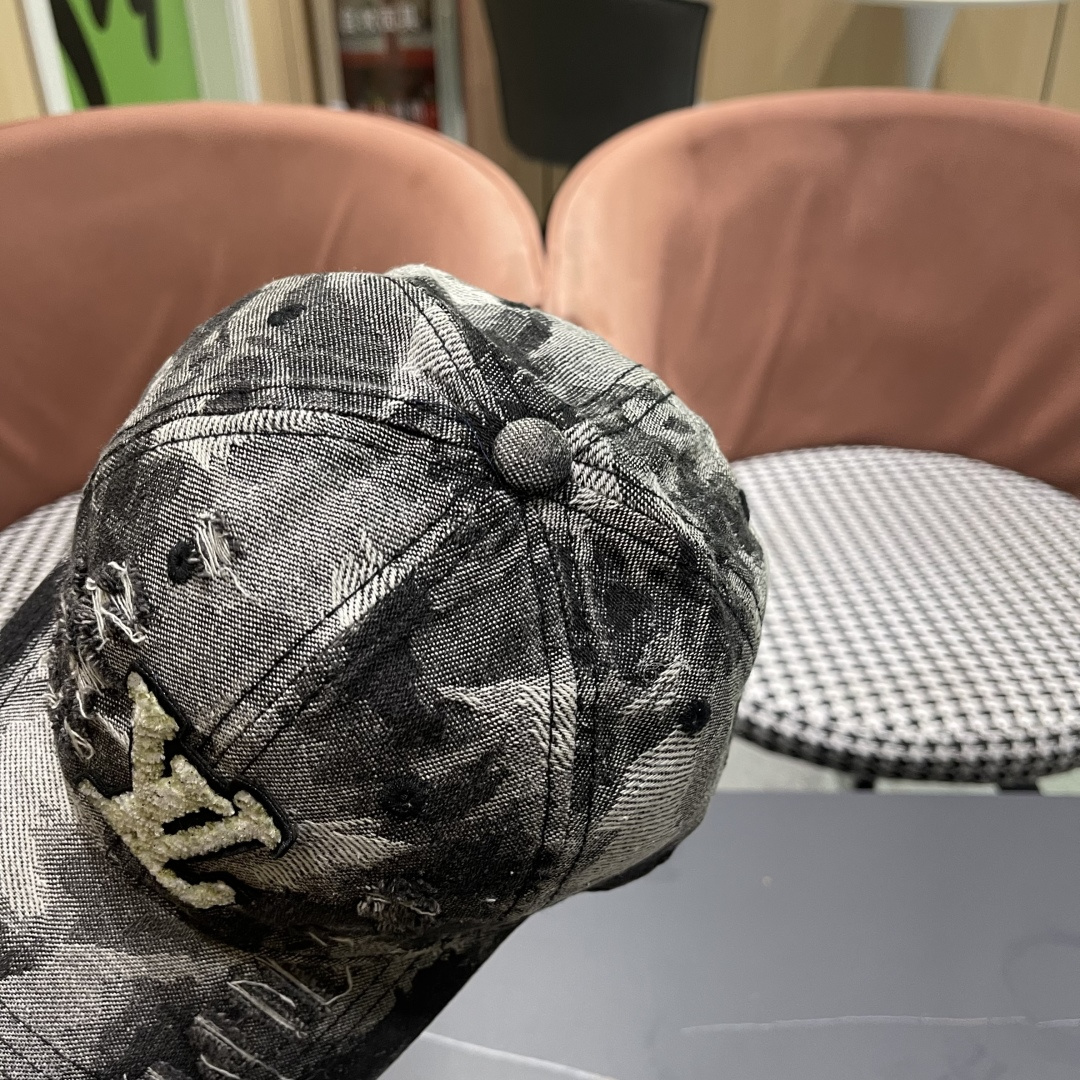  LV路易威登新款牛仔棒球帽火爆技术升级，风街头风十足，更符合现在时尚小哥哥小姐姐的style，机场街拍