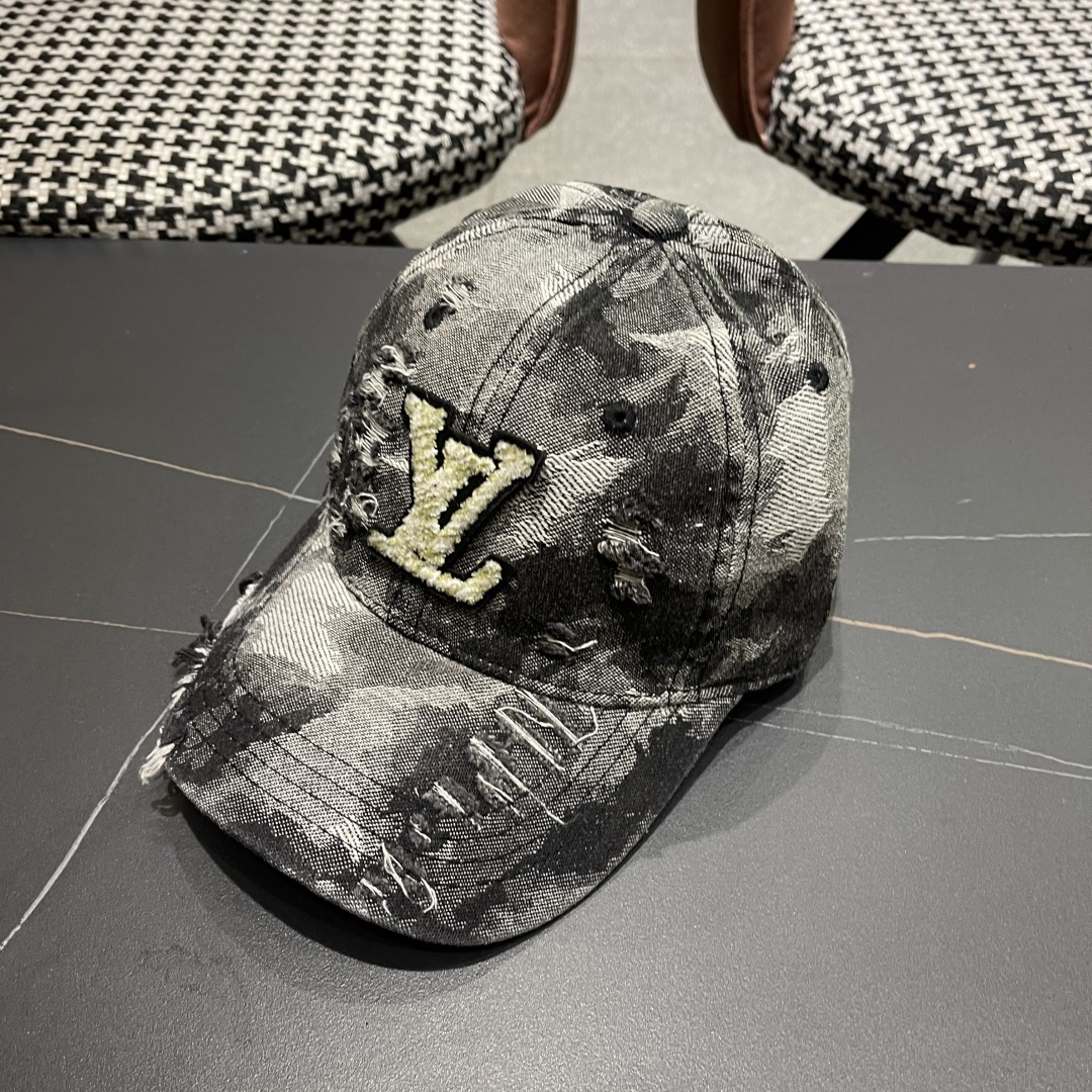  LV路易威登新款牛仔棒球帽火爆技术升级，风街头风十足，更符合现在时尚小哥哥小姐姐的style，机场街拍