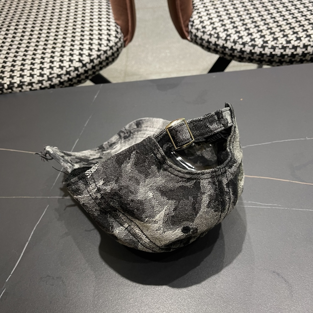  LV路易威登新款牛仔棒球帽火爆技术升级，风街头风十足，更符合现在时尚小哥哥小姐姐的style，机场街拍