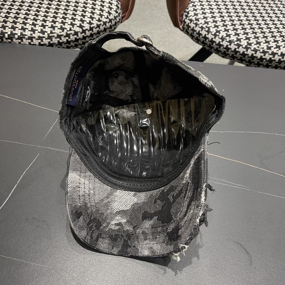  LV路易威登新款牛仔棒球帽火爆技术升级，风街头风十足，更符合现在时尚小哥哥小姐姐的style，机场街拍