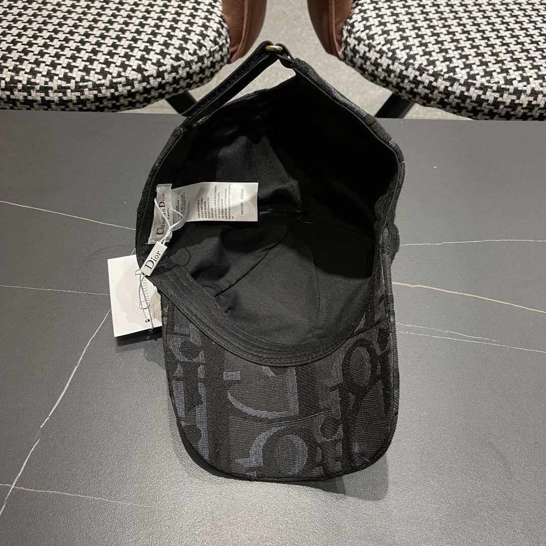  Dior(迪奥)新款原单棒球帽，专柜断货热门，11开模订制，轻盈透气！质量超赞，基础头围56，贴片可调