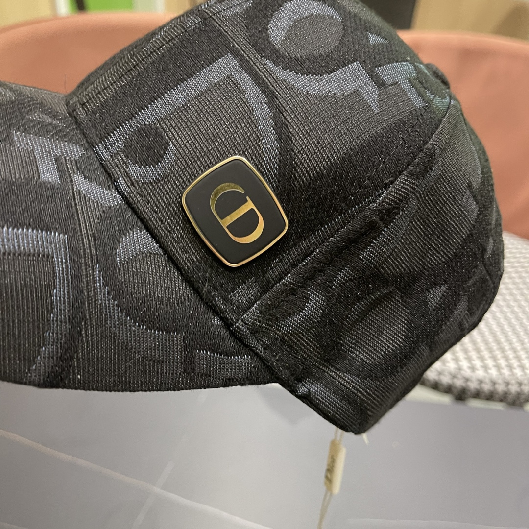  Dior(迪奥)新款原单棒球帽，专柜断货热门，11开模订制，轻盈透气！质量超赞，基础头围56，贴片可调