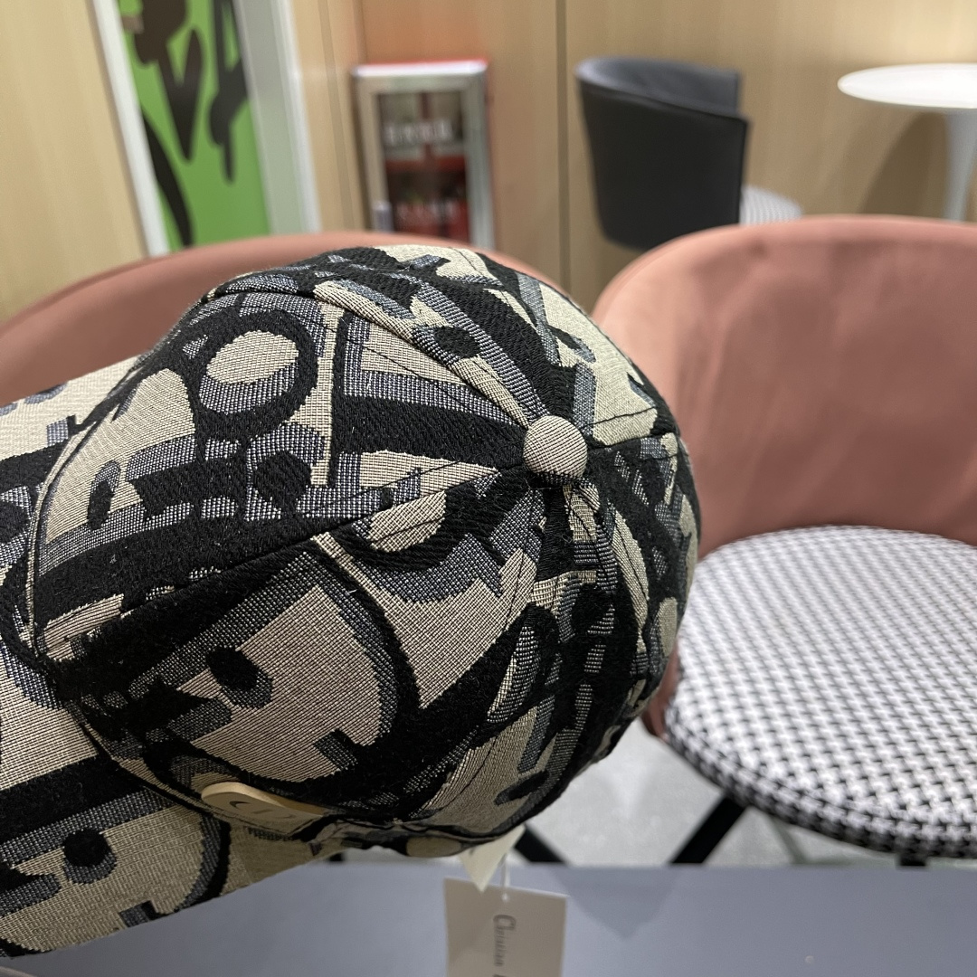  Dior(迪奥)新款原单棒球帽，专柜断货热门，11开模订制，轻盈透气！质量超赞，基础头围56，贴片可调