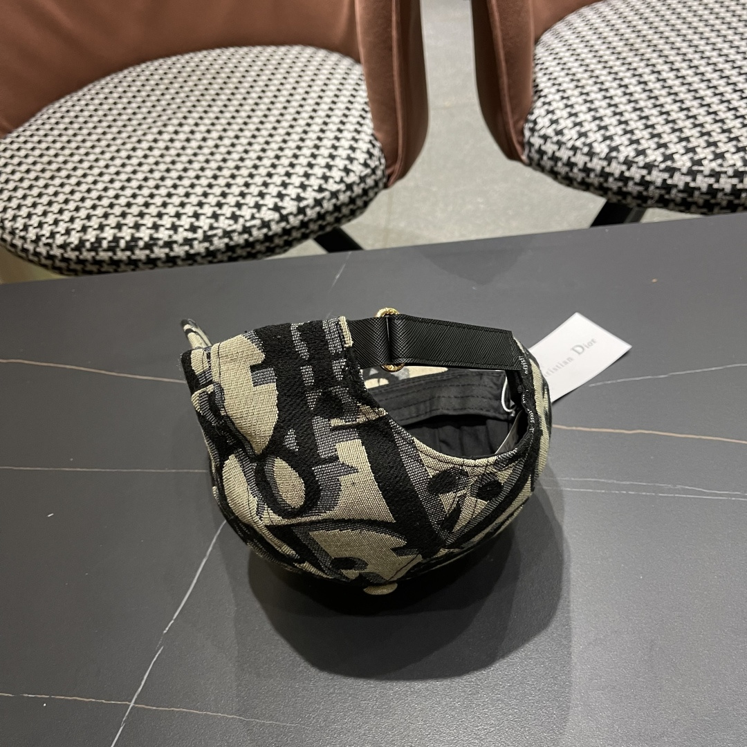  Dior(迪奥)新款原单棒球帽，专柜断货热门，11开模订制，轻盈透气！质量超赞，基础头围56，贴片可调