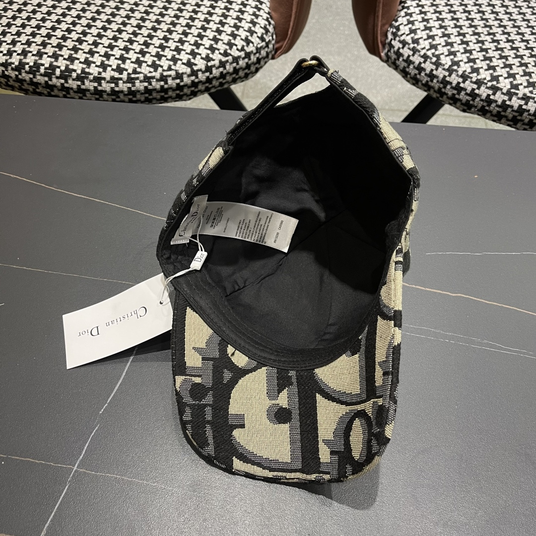  Dior(迪奥)新款原单棒球帽，专柜断货热门，11开模订制，轻盈透气！质量超赞，基础头围56，贴片可调