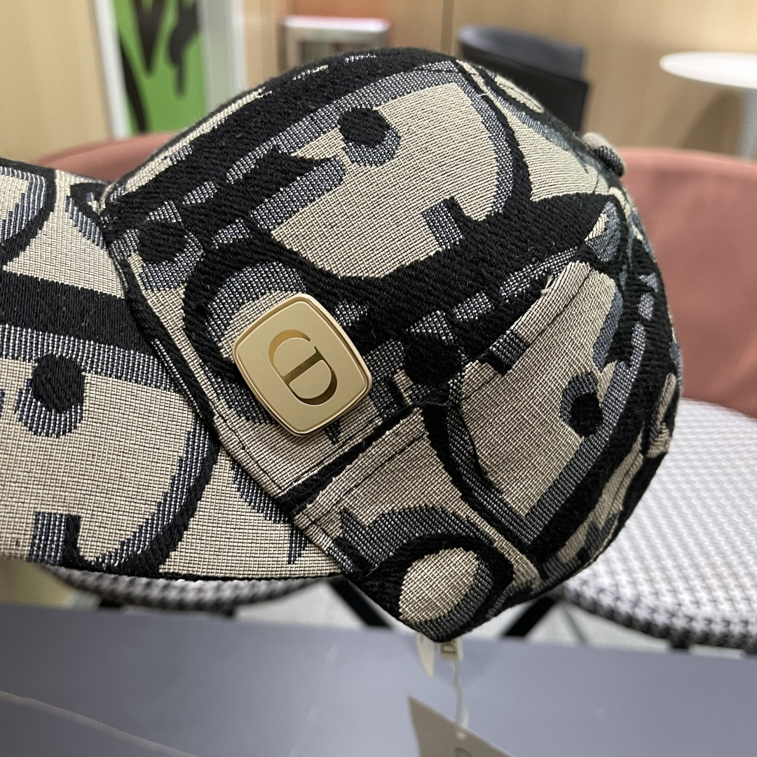  Dior(迪奥)新款原单棒球帽，专柜断货热门，11开模订制，轻盈透气！质量超赞，基础头围56，贴片可调