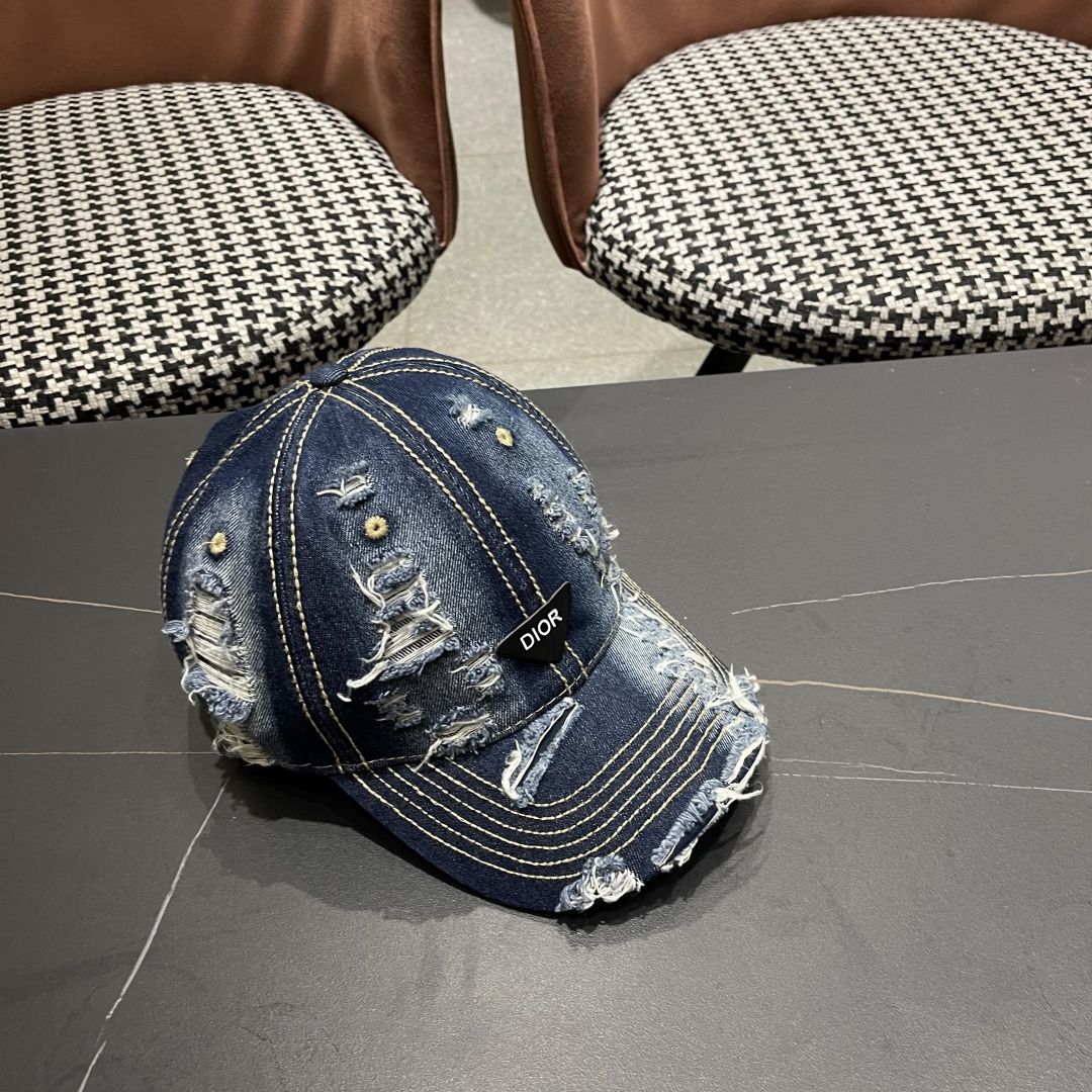  迪奥街头复古水洗破洞鸭舌帽小众磨破毛
边牛仔棒球帽