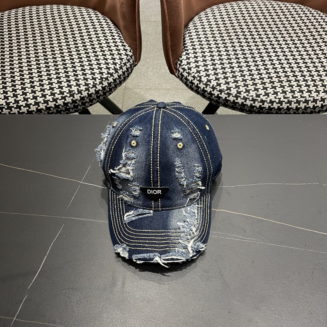  迪奥街头复古水洗破洞鸭舌帽小众磨破毛
边牛仔棒球帽