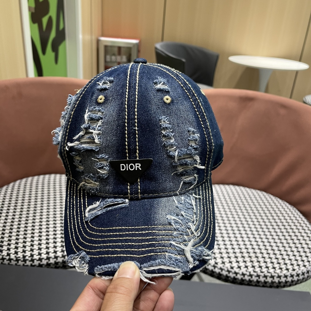  迪奥街头复古水洗破洞鸭舌帽小众磨破毛
边牛仔棒球帽