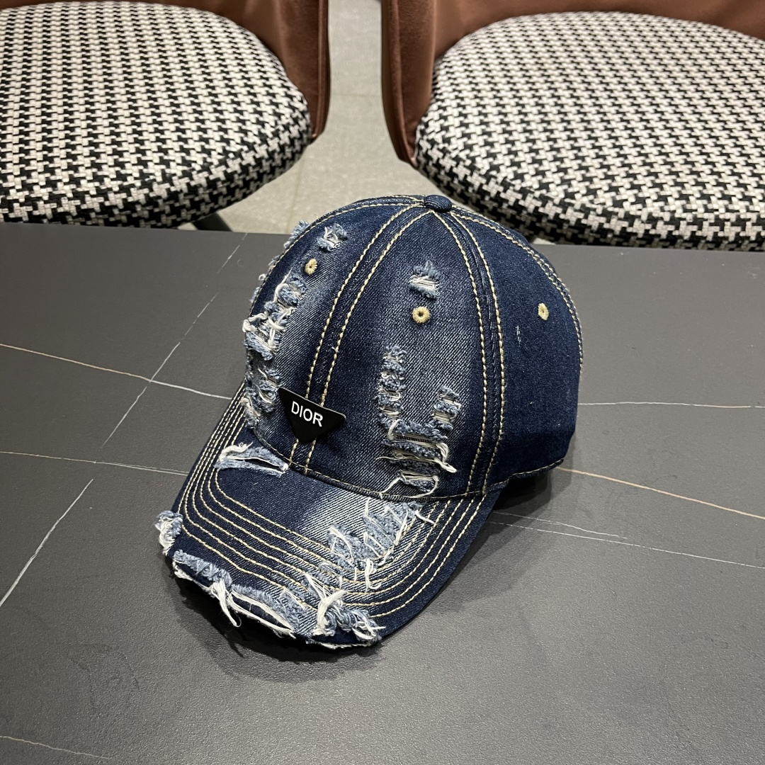  迪奥街头复古水洗破洞鸭舌帽小众磨破毛
边牛仔棒球帽
