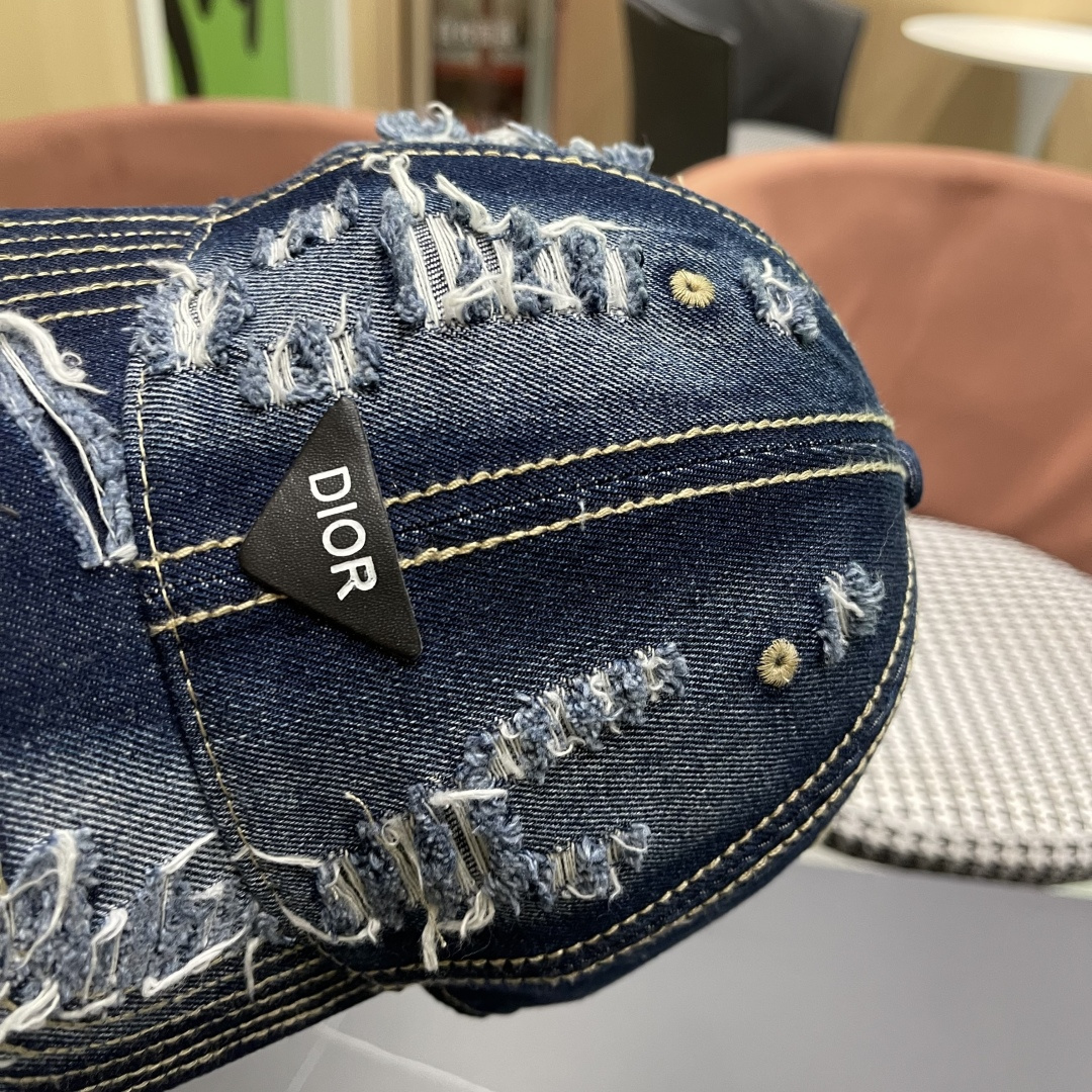  迪奥街头复古水洗破洞鸭舌帽小众磨破毛
边牛仔棒球帽