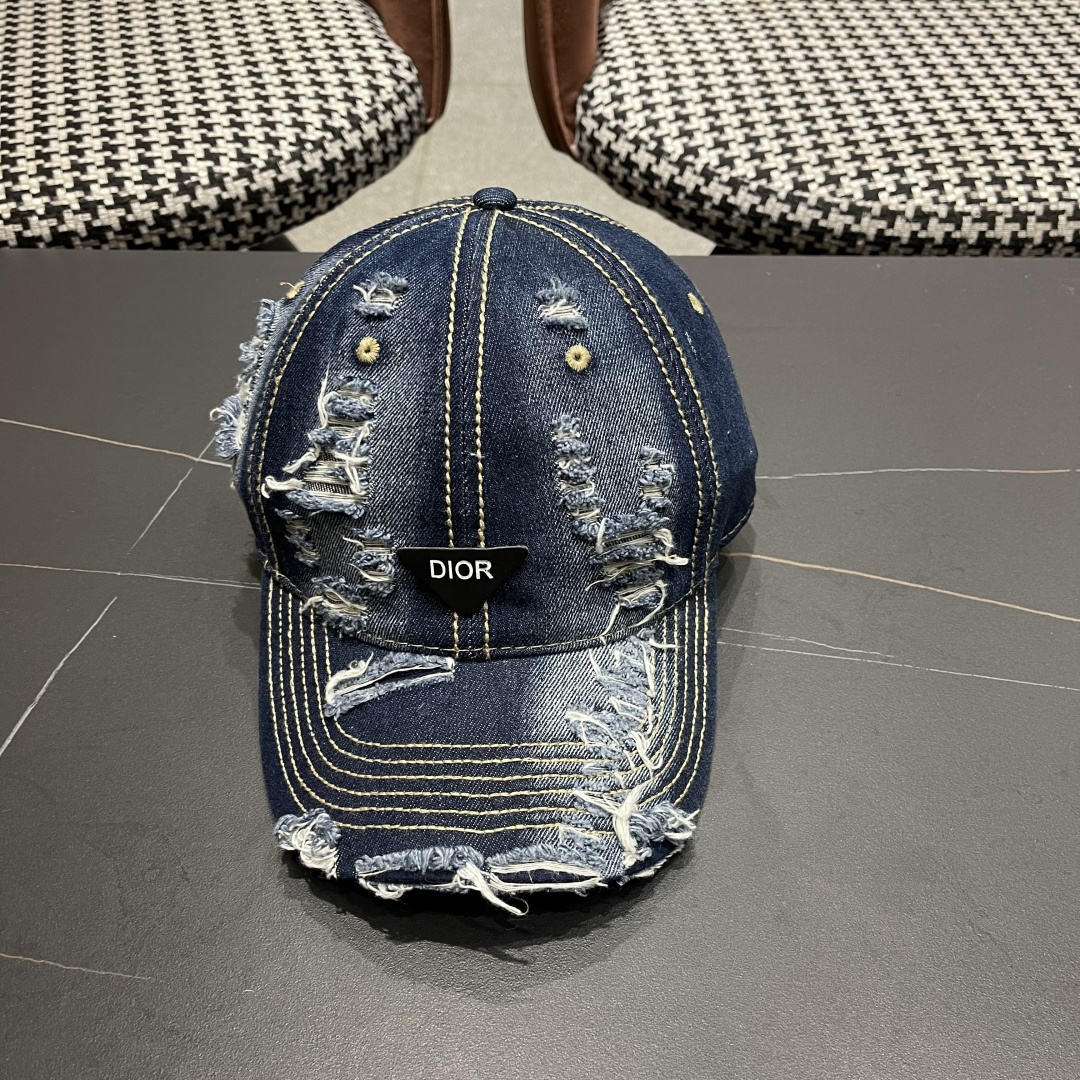  迪奥街头复古水洗破洞鸭舌帽小众磨破毛
边牛仔棒球帽
