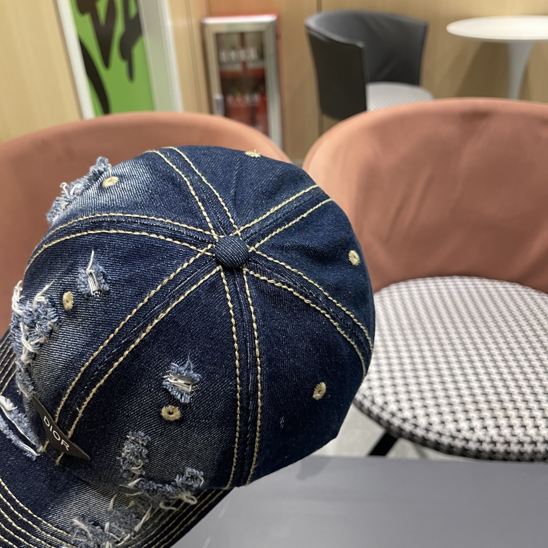  迪奥街头复古水洗破洞鸭舌帽小众磨破毛
边牛仔棒球帽