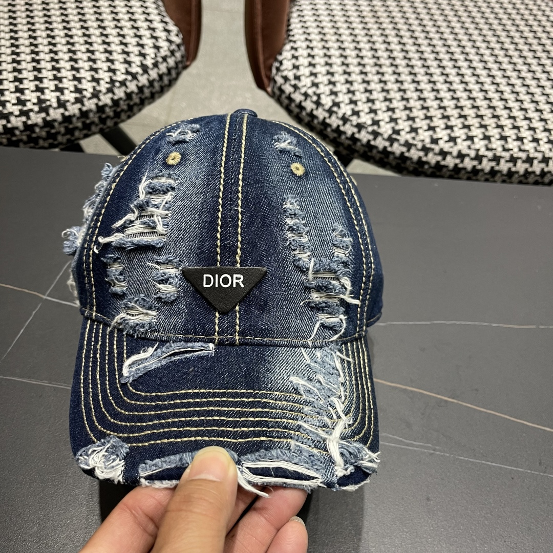  迪奥街头复古水洗破洞鸭舌帽小众磨破毛
边牛仔棒球帽