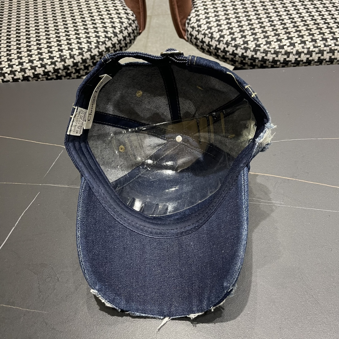  迪奥街头复古水洗破洞鸭舌帽小众磨破毛
边牛仔棒球帽