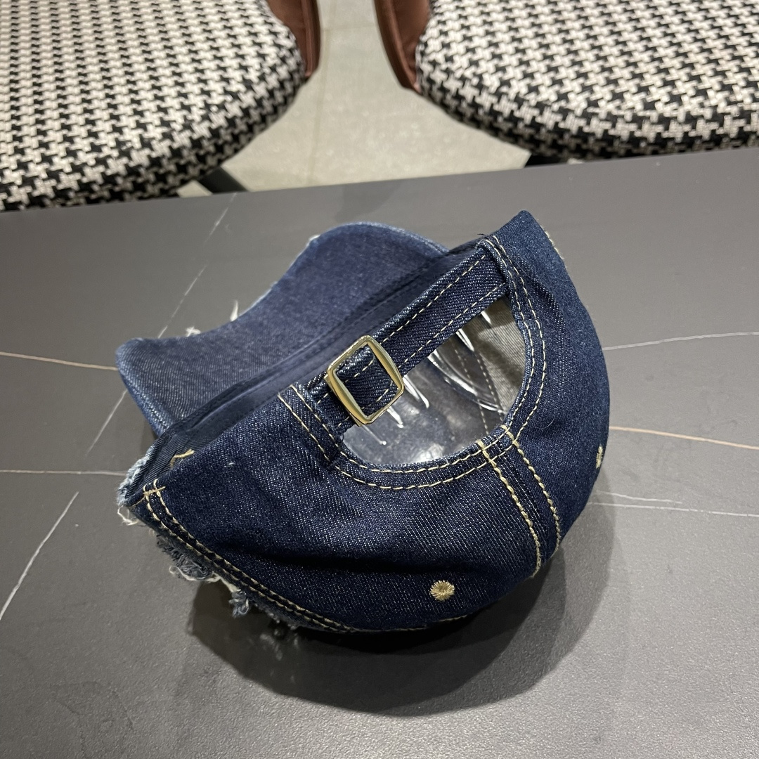  迪奥街头复古水洗破洞鸭舌帽小众磨破毛
边牛仔棒球帽