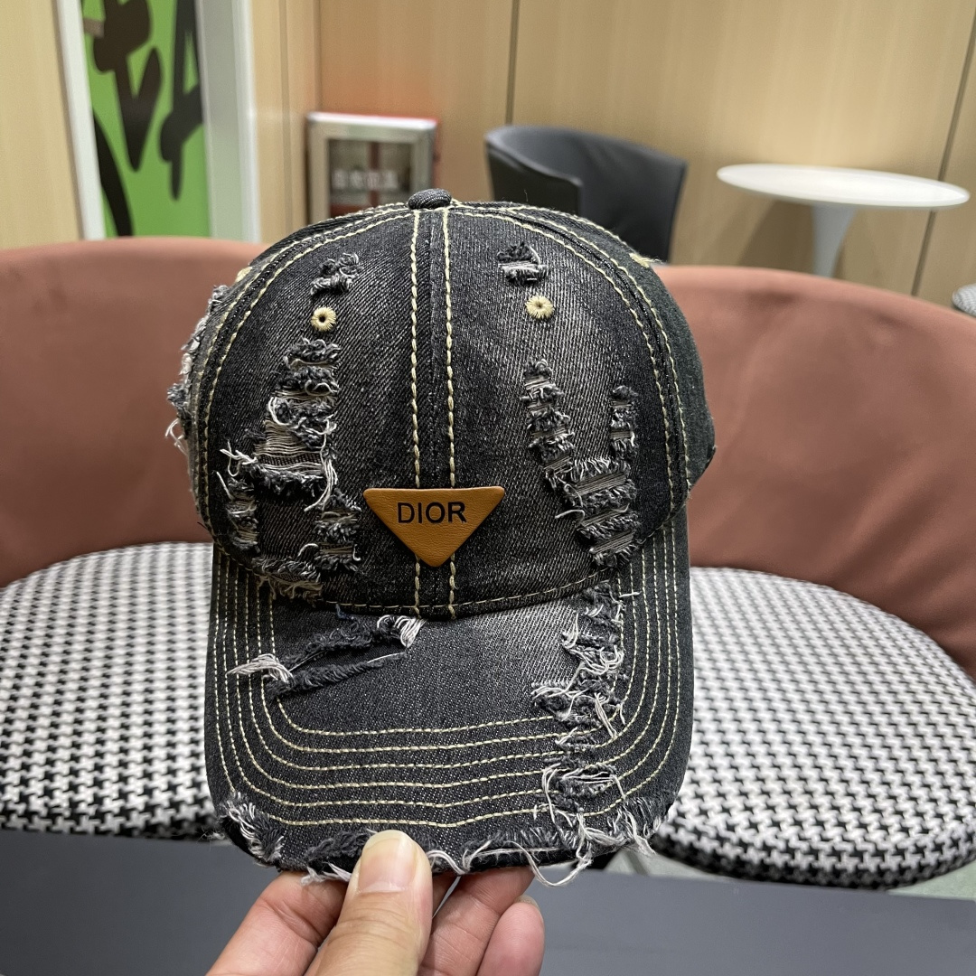  迪奥街头复古水洗破洞鸭舌帽小众磨破毛
边牛仔棒球帽