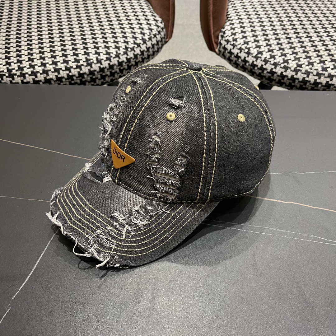  迪奥街头复古水洗破洞鸭舌帽小众磨破毛
边牛仔棒球帽