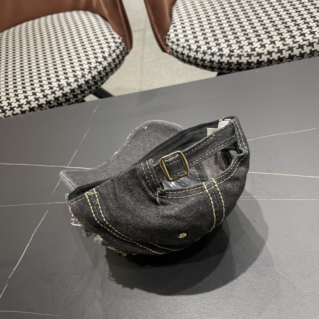  迪奥街头复古水洗破洞鸭舌帽小众磨破毛
边牛仔棒球帽